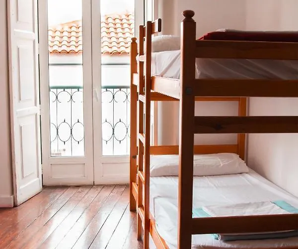 Oasis Backpackers' Cowork & Coliving Хостел *