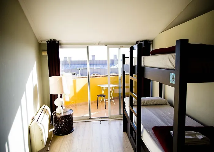 Oasis Backpackers' Cowork & Coliving Хостел *