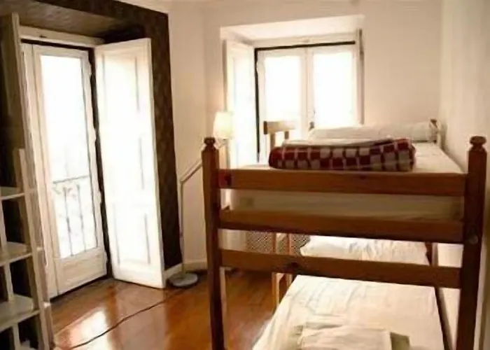 Oasis Backpackers' Cowork & Coliving Хостел *